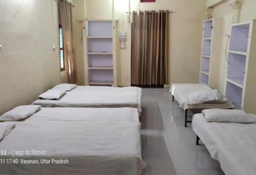 Family Room, Shri Swami Sheetal Das Akhada B1 88 Assi , Near Pushkar Talab,varanasi, Ashram Dharmshala