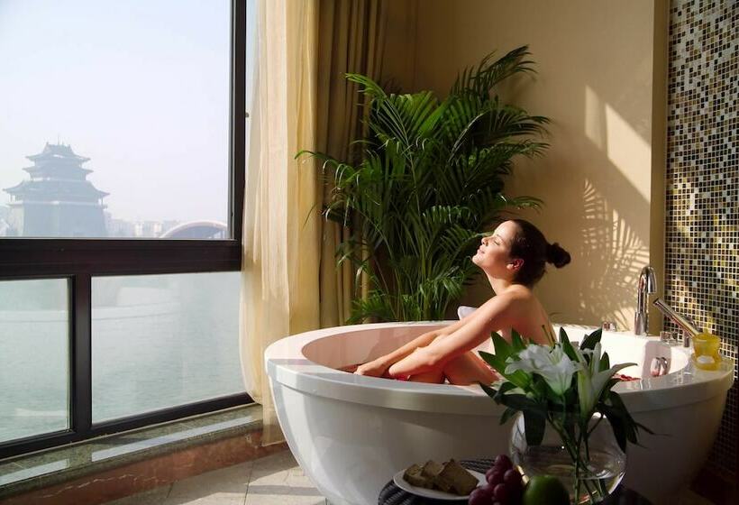 اتاق لوکس با چشم‌انداز دریاچه, New Century Grand Hotel Kaifeng