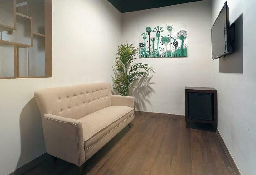 חדר משפחתי, East Riverine Boutique