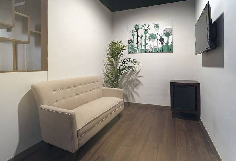 חדר משפחתי, East Riverine Boutique
