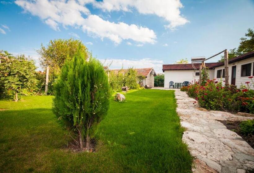 بنگله خانوادگی, Kosta Bungalows
