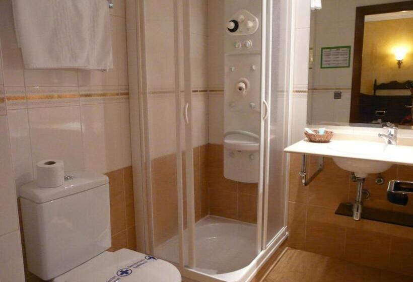 اتاق استاندارد سه نفره, Reyes Catolicos