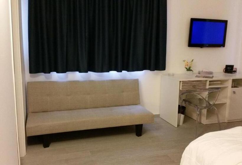 Quarto Triplo Standard com Balcão, Miramare