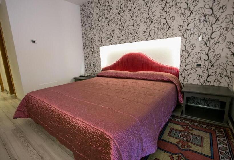 اتاق استاندارد چهار تخته, Design Oberosler