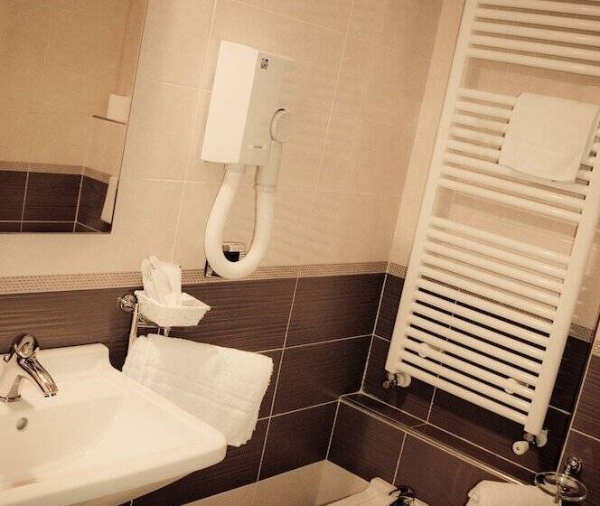 Номер Стандарт Трехместный, Aerhotel Phelipe