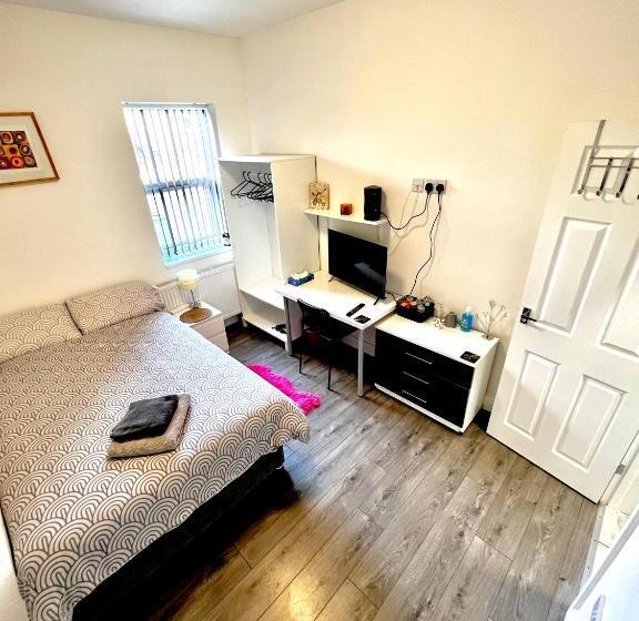 اتاق استاندارد یک نفره, Deluxe En Suite Room In Cv1