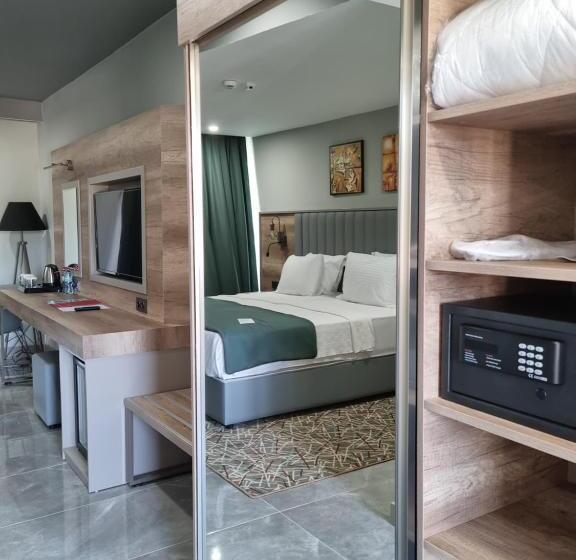 اتاق استاندارد با بالکن و چشم‌انداز دریا, Ramada Resort By Wyndham Kizkalesi