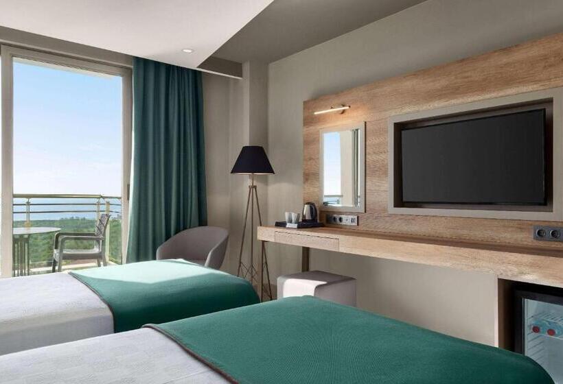 اتاق استاندارد با بالکن و چشم‌انداز دریا, Ramada Resort By Wyndham Kizkalesi