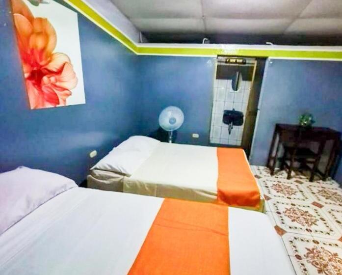 Четырехместный Номер Стандарт, Hostal Tortuga Viajera