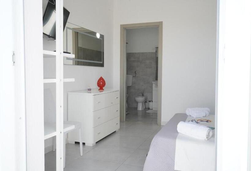 اتاق استاندارد سه نفره, Resort Leonardo  Room, Pool & Restaurant