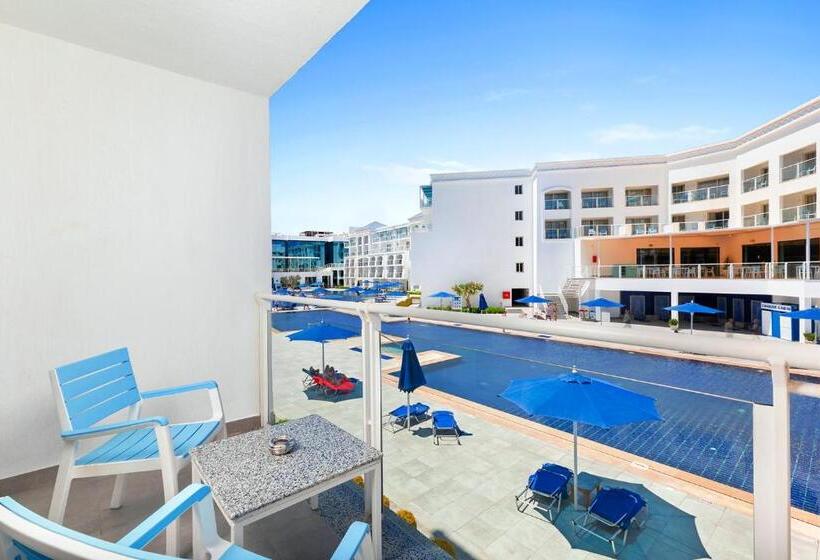 اتاق استاندارد سه تخته با چشم‌انداز استخر, Pickalbatros Blu Spa Resort   Adults Friendly 16 Years Plus  Ultra All Inclusive