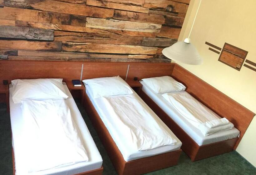 Трехместный Номер Классика, Europa Hotel és étterem