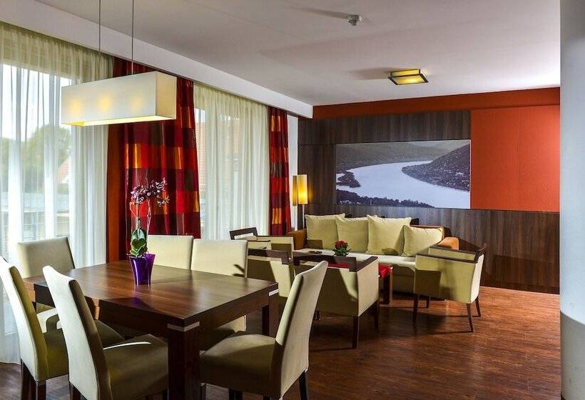 سوییت, Royal Club