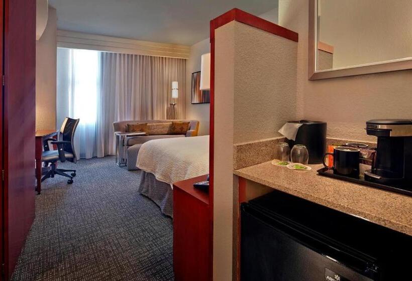 Стандартный Номер Кровать Кинг, Courtyard By Marriott St. Petersburg Downtown