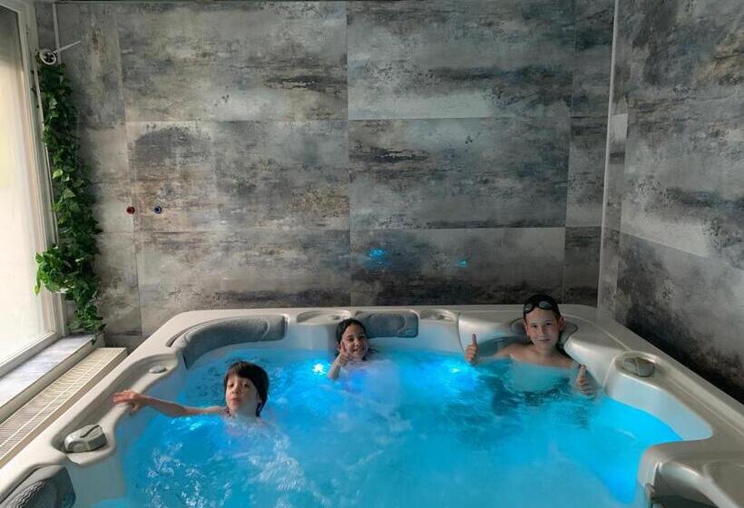Трехместный Номер Стандарт с Видом, Várfal Wellness Panzió