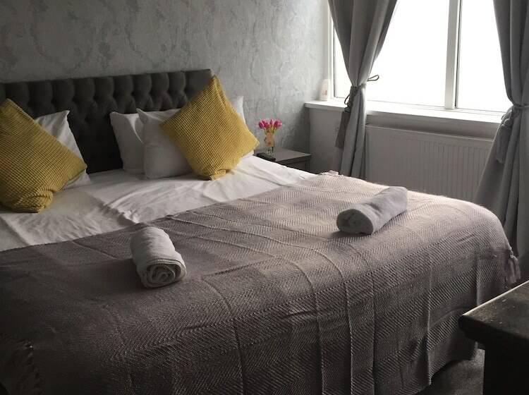 Семейный Номер, Whitburn House