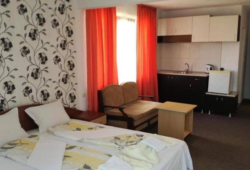 Семейный Номер Вид на Сад, Ivet Guest House