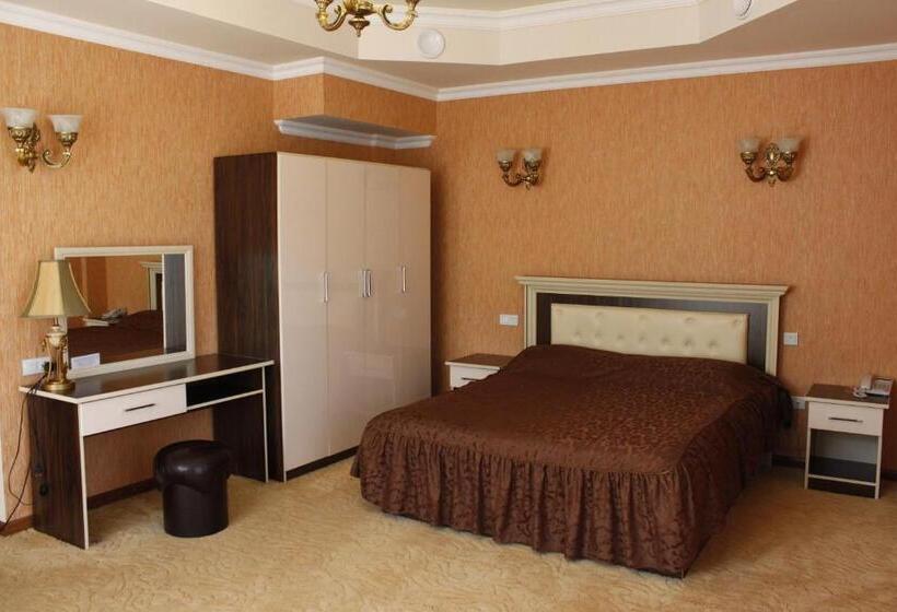 标准工作室, Diana Hotel