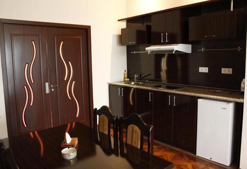 سوییت, Diana Hotel