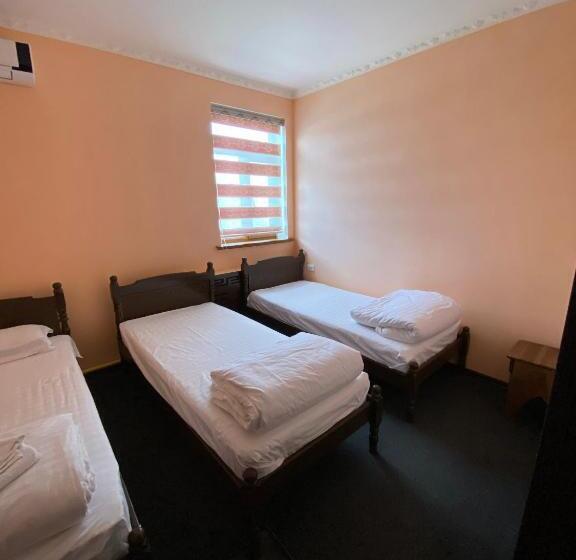 Economy Triple Room, Shayx Jalol