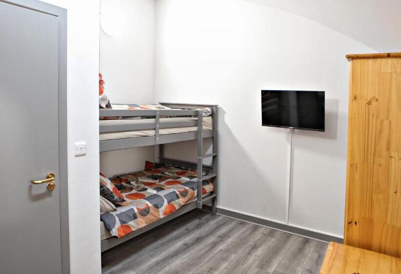 Семейный Номер, Aunt Rachel S Barn Hostel