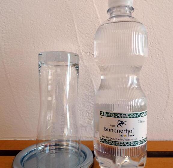 اتاق استاندارد یک تخته با سرویس بهداشتی مشترک, Bündnerhof