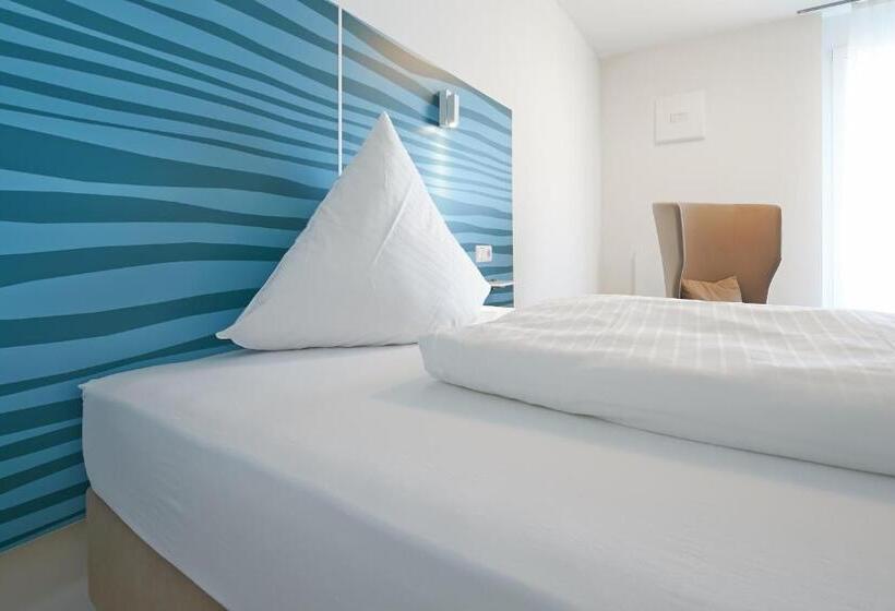 غرفة قياسية فردية, East Apart