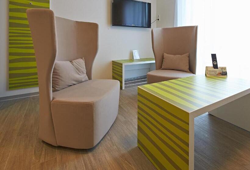 جناح, East Apart