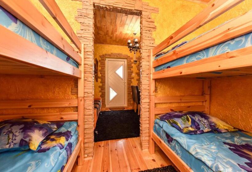 اتاق خانوادگی با چشمانداز باغ, Zelta Pirts Guest House