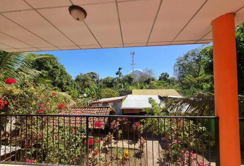 Трехместный Номер Стандарт с Балконом, Ometepe House