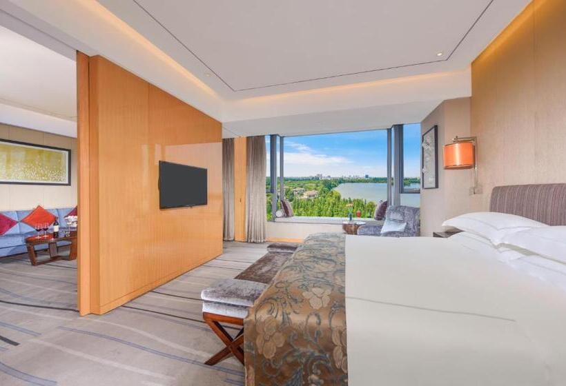 Suite with lake view, 六安曙光铂尊酒店