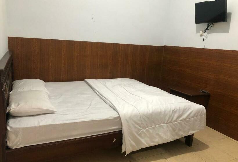 Номер Economy, Anind Guest House Near Museum Angkut Batu Redpartner