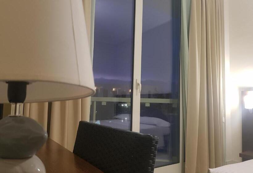带阳台标准四人间, Martur Resort