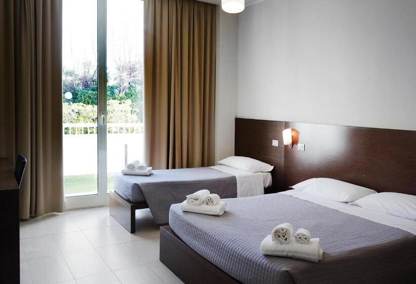 带阳台的三人标准间, Martur Resort