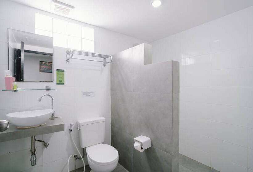 מיטה בחדר משותף, Noble House Patong