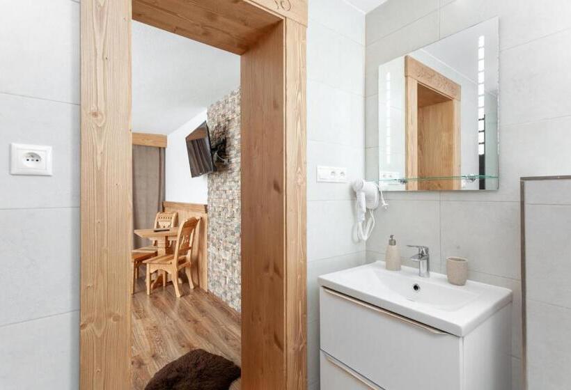 Номер Deluxe, Drevenica U Pavla