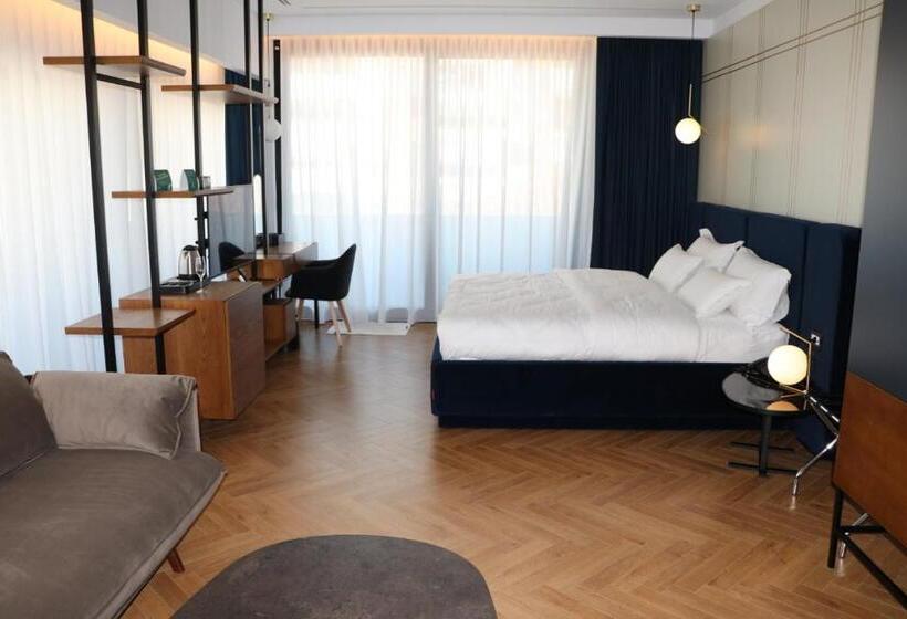 带阳台套房, Moncafe Hotel Etico Tirana