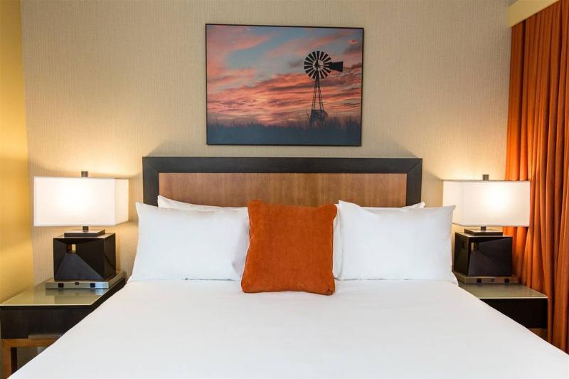سوئیت با تخت بزرگ, Cambria Hotel Plano   Frisco