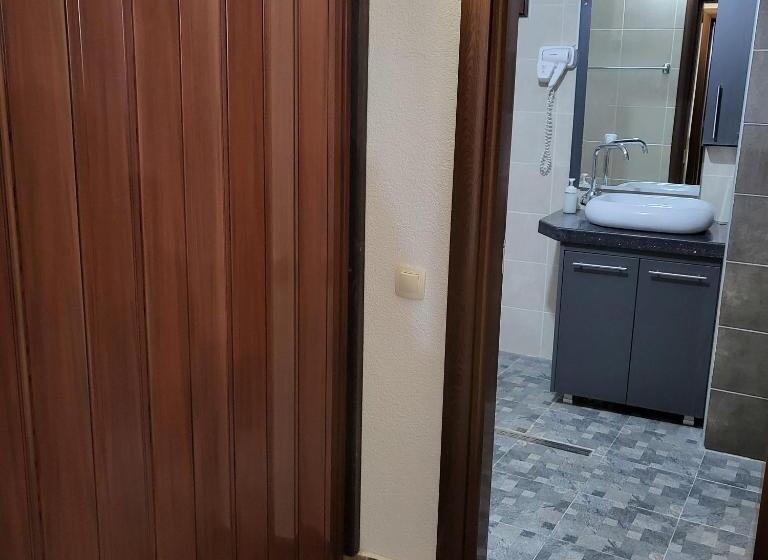 اتاق لوکس, Boina House