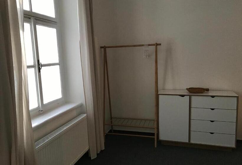 带2个卧室的公寓, Stará škola Hedeč