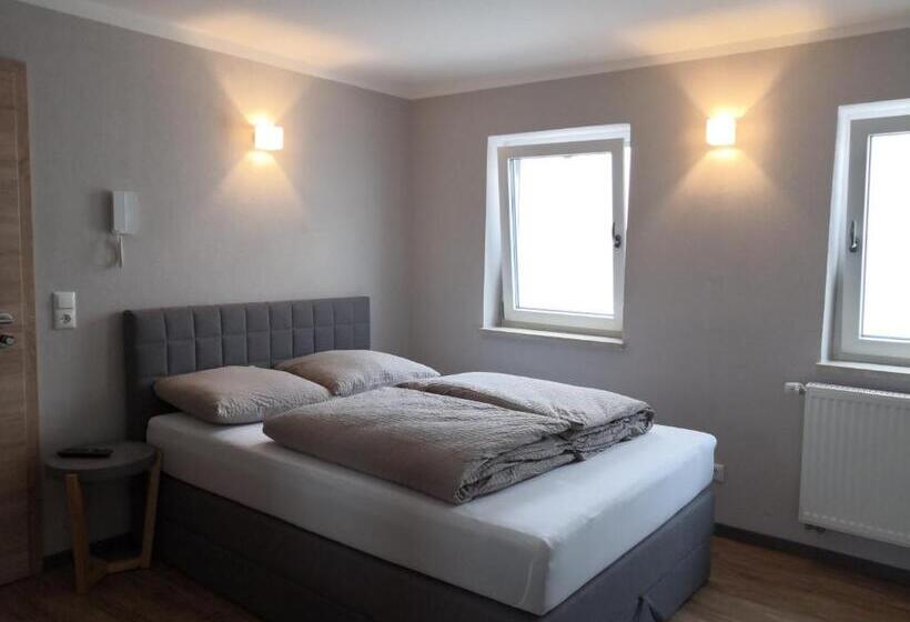 Студия Стандарт, Motel Q   Das Kleine Stadt