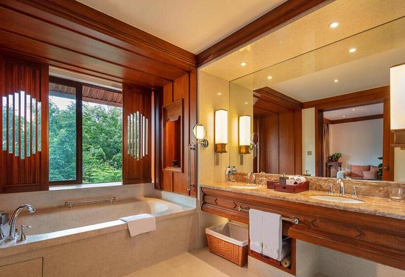 Номер Deluxe Кровать Кинг, Anantara Xishuangbanna Resort