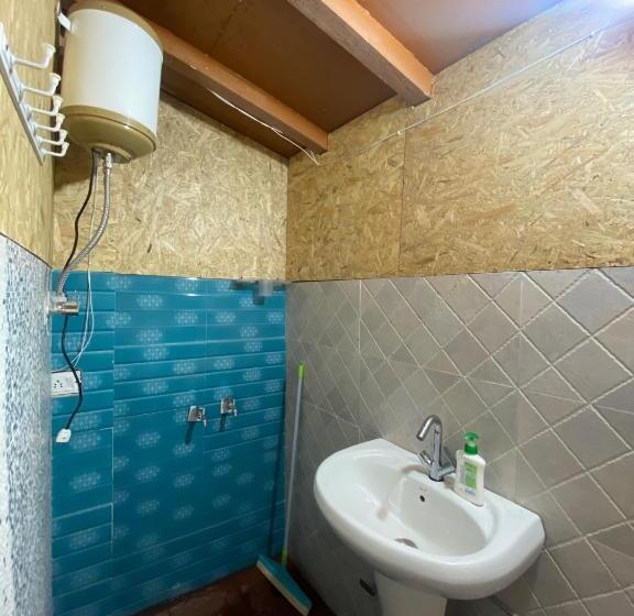 חדר דלוקס לשלושה עם נו לגינה, Lushtree Backpackers   Hostel & Cafe