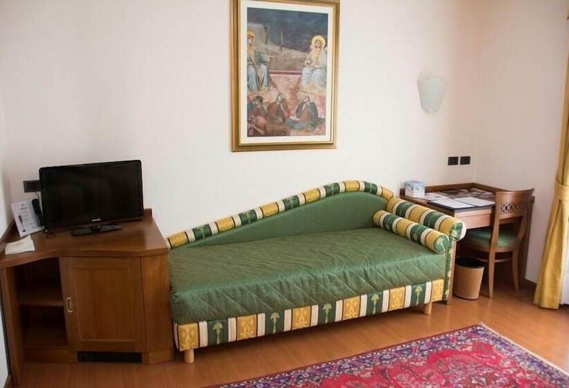 اتاق استاندارد سه نفره, Piroga Padova