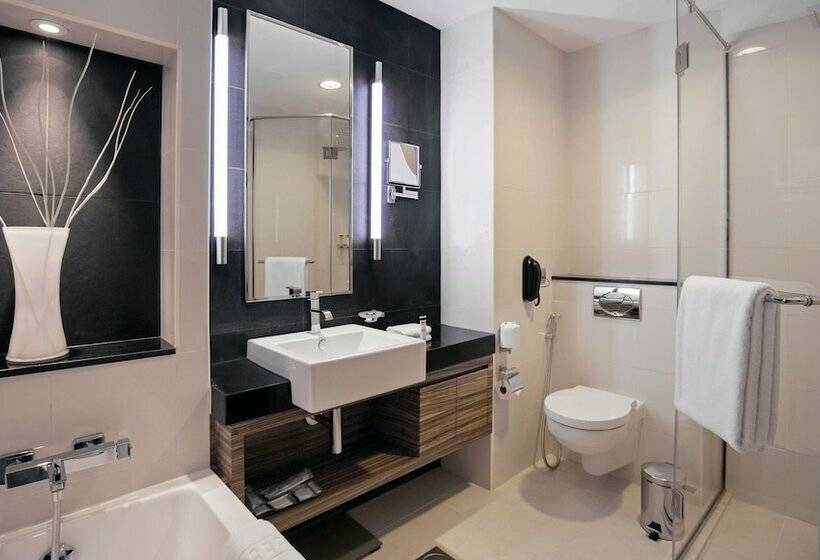 Номер Superior, Pullman Dubai Jumeirah Lakes Towers