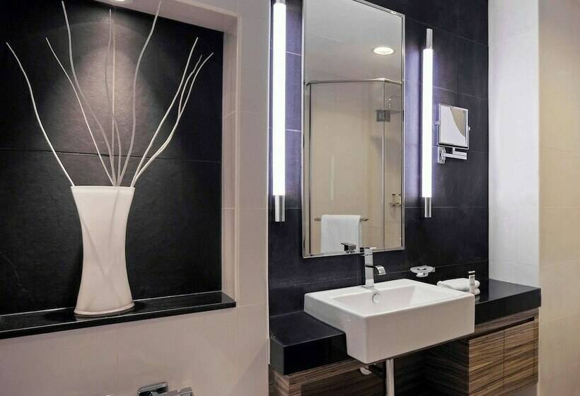 Номер Executive, Pullman Dubai Jumeirah Lakes Towers