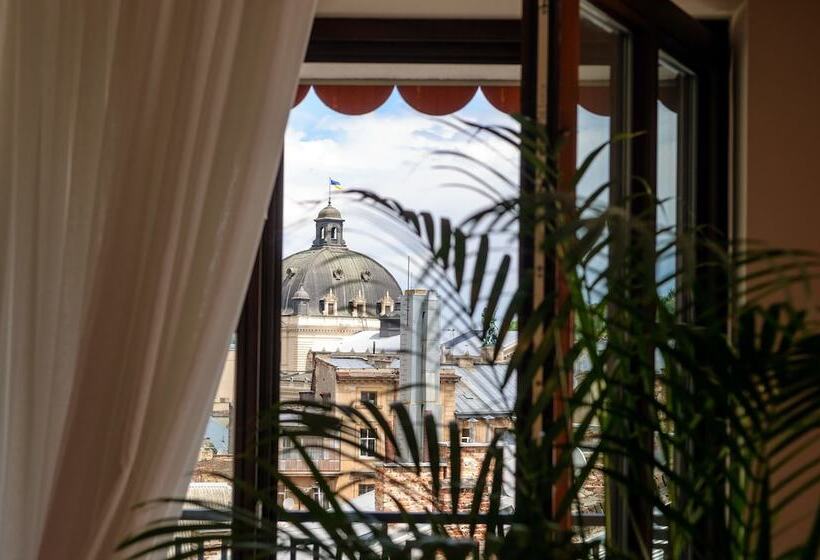 جناح جونيور, Rius Hotel Lviv