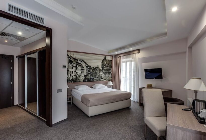 جناح جونيور, Rius Hotel Lviv