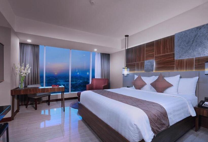 Номер Deluxe, Aston Madiun Hotel & Conference Center