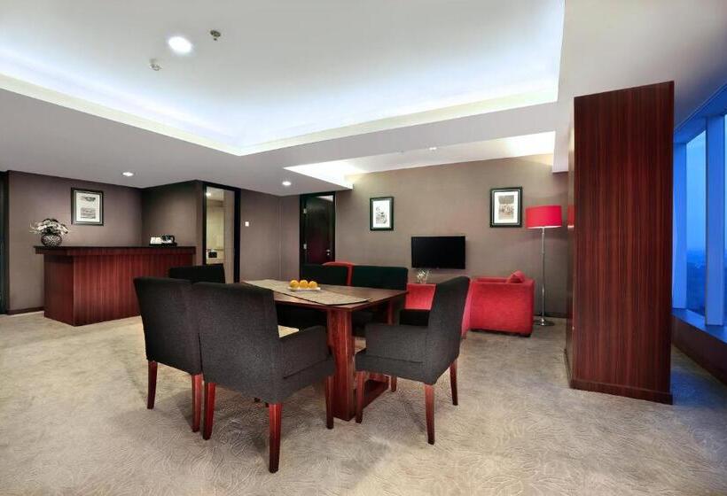 Президентский Люкс, Aston Madiun Hotel & Conference Center